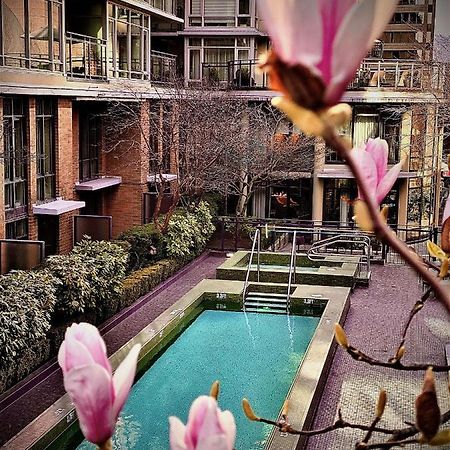 L'Hermitage Hotel Vancouver Exterior photo