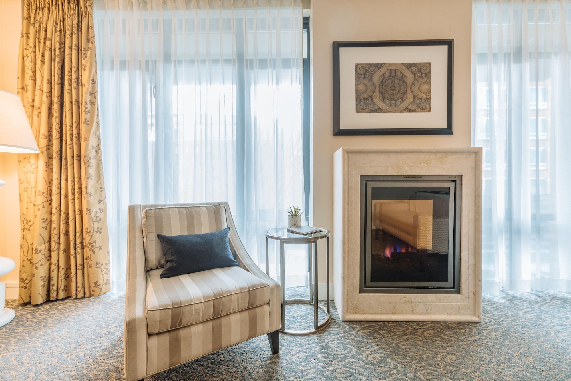 L'Hermitage Hotel Vancouver Exterior photo