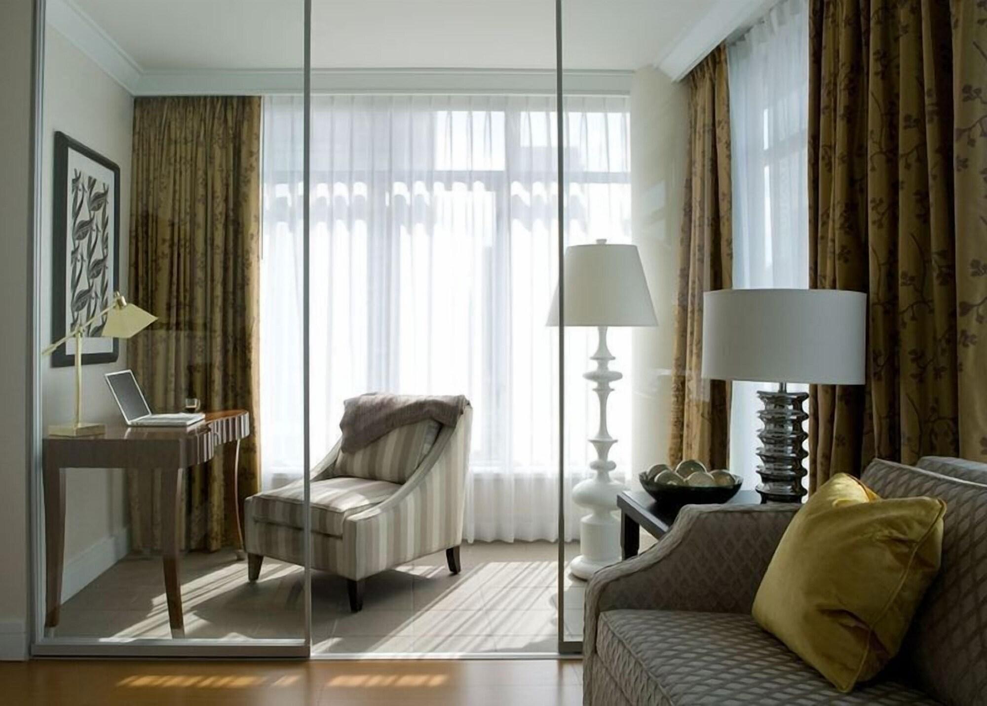 L'Hermitage Hotel Vancouver Exterior photo