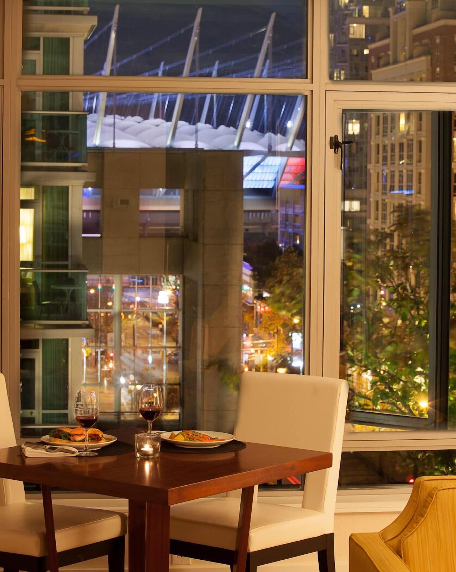 L'Hermitage Hotel Vancouver Exterior photo