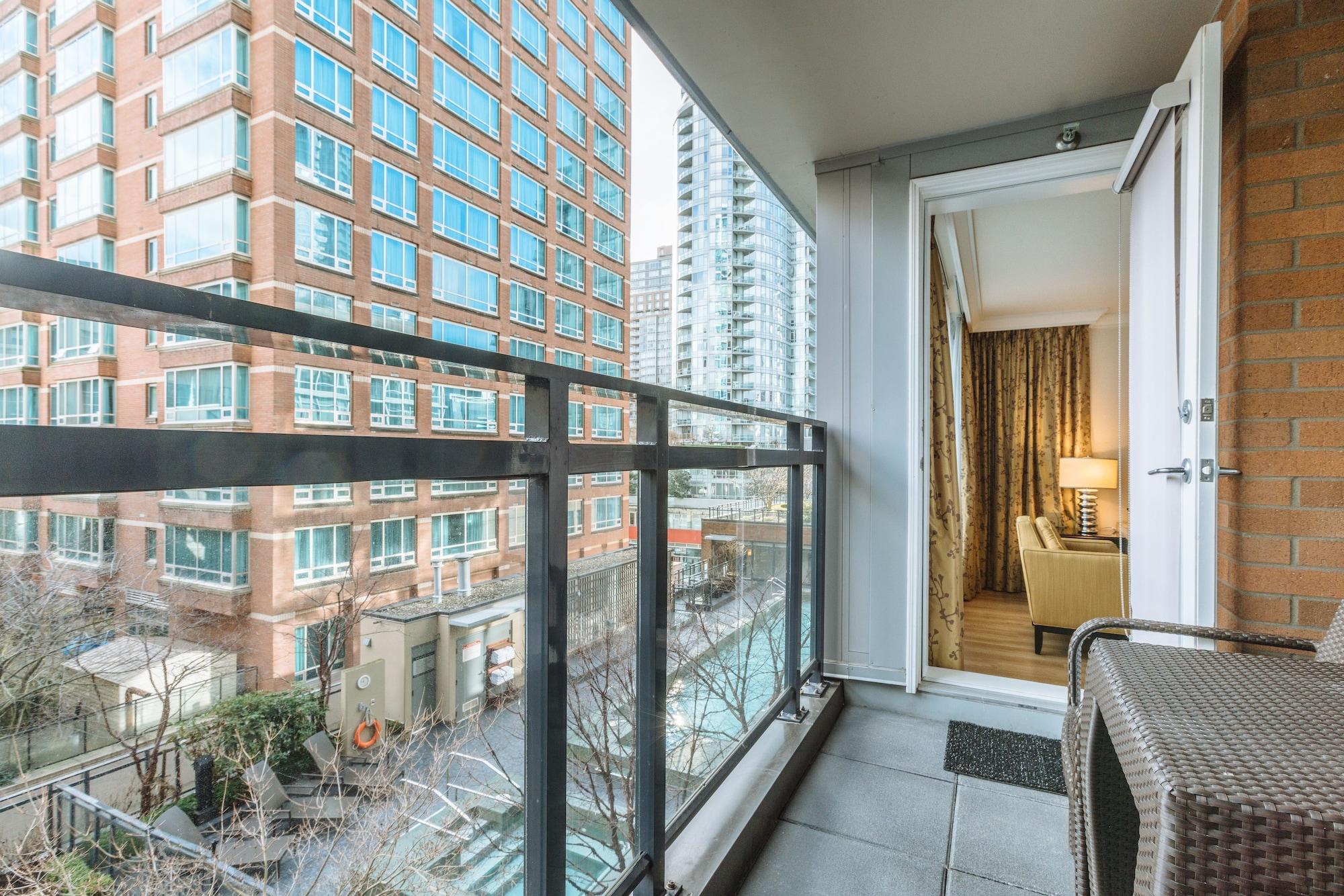 L'Hermitage Hotel Vancouver Exterior photo