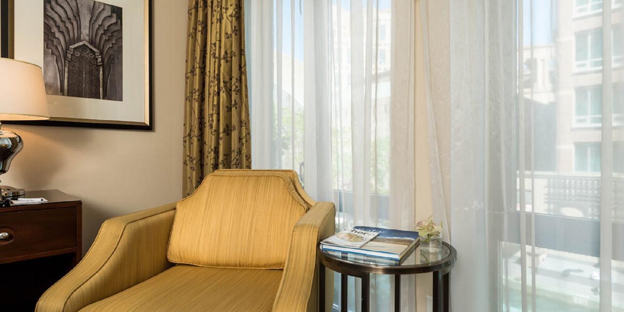 L'Hermitage Hotel Vancouver Exterior photo