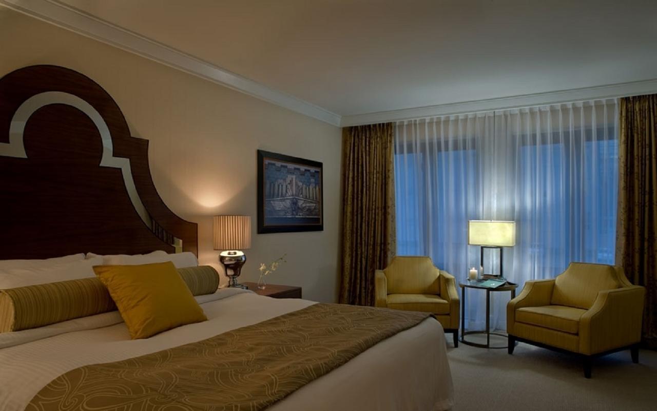 L'Hermitage Hotel Vancouver Exterior photo